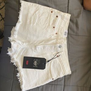Women’s Levi 501 mid rise short in white